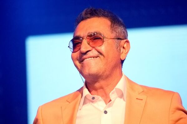خوانندگی تیتراژ برنامه دعوت به فریدون آسرایی رسید