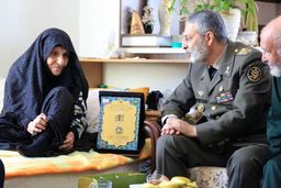 اهدا نشان فداکاری ارتش به خانواده شهیدان بیات