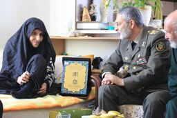 اهدا نشان فداکاری ارتش به خانواده شهیدان بیات