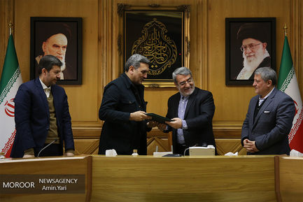 اعطای حکم شهردار جدید تهران توسط وزیر کشور