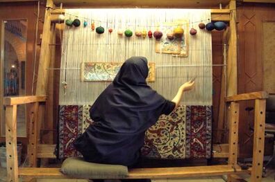 مددجویان هنرمند یزدی ۲۲۰ تخته فرش بافتند/اردکانی‌ها پیشتاز