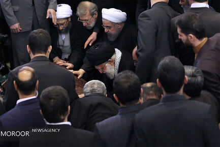 اقامه نماز بر پیکر آیت الله هاشمی رفسنجانی توسط مقام معظم رهبری