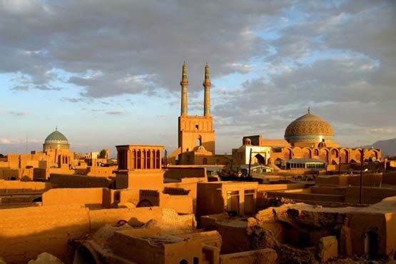  برگزاری نمایش خیابانی چتر زندگی در اماکن سنتی یزد