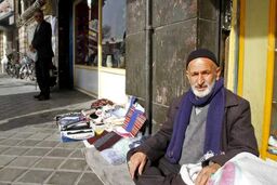 عالمی که در میدان قیام لیف می‌فروخت