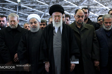 اقامه نماز بر پیکر آیت الله هاشمی رفسنجانی توسط مقام معظم رهبری