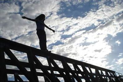 مرگ سالانه ۸۰۰ هزار نفر در سراسر جهان بر اثر خودکشی/ علائم خودکشی را بشناسیم