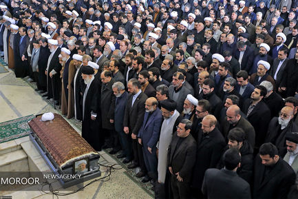 اقامه نماز بر پیکر آیت الله هاشمی رفسنجانی توسط مقام معظم رهبری