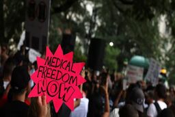 مخالفان واکسن کرونا در آمریکا تجمع کردند