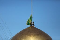 پرچم گنبد حرم مطهر رضوی در صبح میلاد امام هشتم تعویض شد