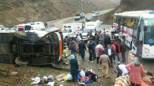 31 مصدوم در حادثه واژگونی اتوبوس در گردنه حیران/ حال 10 نفر وخیم است