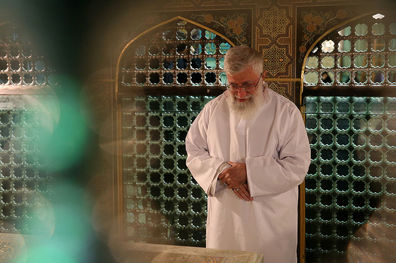 غبارروبی مضجع مطهر امام رضا(ع) با حضور رهبر انقلاب