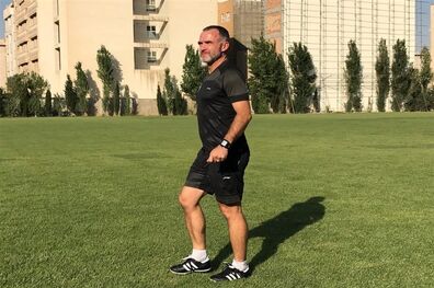 بوسه شجاعیان بر پیراهن استقلال/ حضور مربی بدنساز جدید و تشویق منصوریان +تصاویر