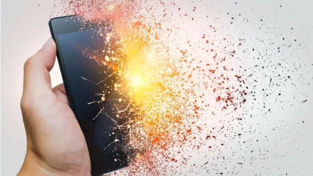 لحظه وحشتناک انفجار باتری موبایل هنگام تعمیر + فیلم