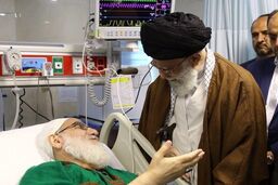  رهبر معظم انقلاب اسلامی از آیت الله هاشمی شاهرودی عیادت کردند