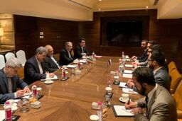 دیدار و رایزنی مشاور امنیت ملی افغانستان با ظریف در دهلی نو