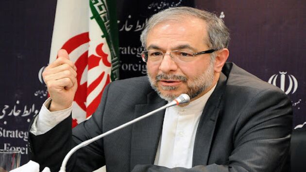 واکنش دستیار ظریف به تصاویر سقوط مردم افغانستان از هواپیما بر روی تی‌شرت‌های آمریکایی