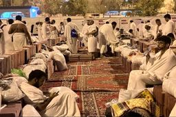 زائران برای انجام رمی جمرات سهگانه راهی سرزمین منا شدند