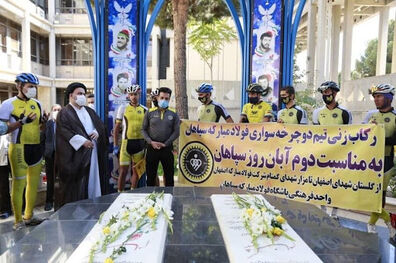 ادای احترام دوچرخه‌سواران باشگاه فولاد مبارکه سپاهان به مقام شامخ شهیدان