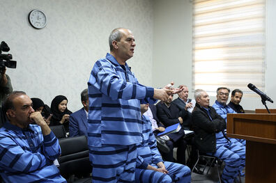 برخی متهمان در دادگاه و جایی که نماینده دادستان تمرکز بررسی ندارد مدارک می دهند