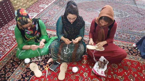 بازدید احمدی‌پور از کلاس آموزشی کلاش‌بافی و سفالگری در روستای نوره