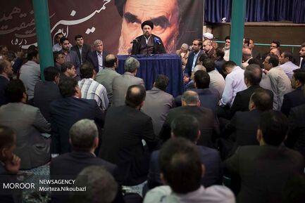 حضور، حسن خمینی، نوه بنیانگذار جمهوری اسلامی ایران و وزیر ارتباطات آقای محمدجواد آذری جهرمی در حسینیه جماران