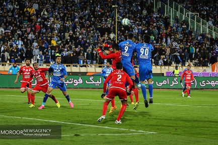 ديدار تيم های فوتبال استقلال تهران و تراكتورسازی تبريز