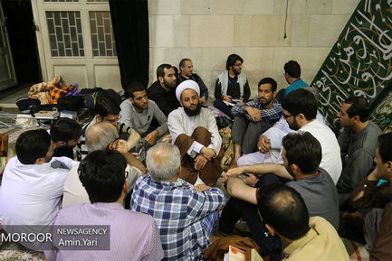 وداع دانشجویان معتکف با شهید گمنام در دانشگاه تهران