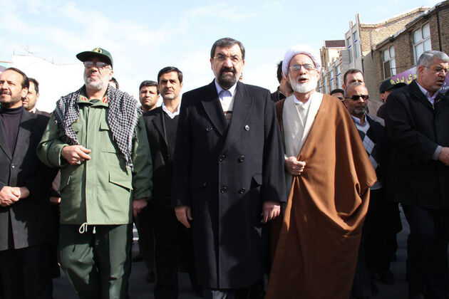 محسن رضایی به جمع راهپیمایان پیوست