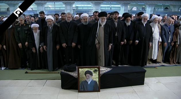 رهبر معظم انقلاب بر پیکر آیت الله شاهرودی نماز اقامه کردند