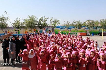 تجهیز کتابخانه مدرسه زینبیه با همراهی احسان حدادی