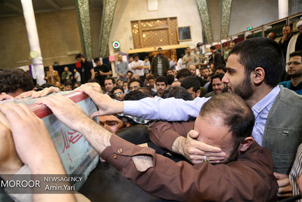 وداع دانشجویان معتکف با شهید گمنام در دانشگاه تهران