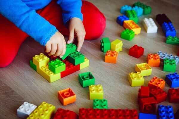 فواید بسیار مهم بازی بچه ها با لگو