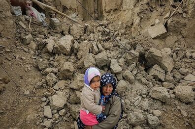 خدمت‌رسانی خادمان بارگاه منور رضوی به زلزله‌زدگان خراسان رضوی