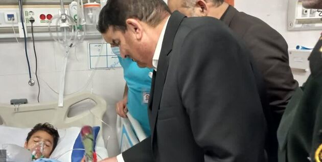 مخبر و وحیدی از مجروحان حادثه شاهچراغ عیادت کردند