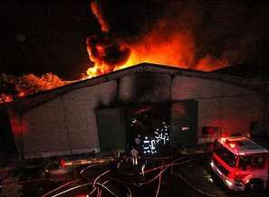 مهار آتش سوزی گسترده در انبار چوب