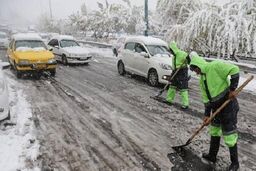 شهروندان برای برف‌روبی معابر با ۱۳۷ تماس بگیرند