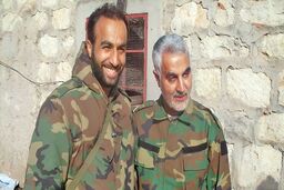 نماز حاج قاسم در اتاق یک شهید مدافع حرم