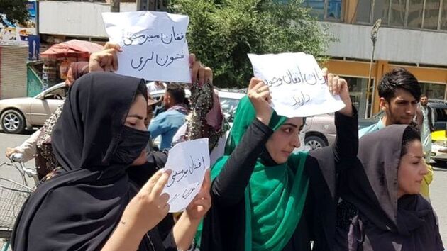 نیروهای طالبان در مورد چگونگی صحبت با زنان آموزش ندیده‌اند