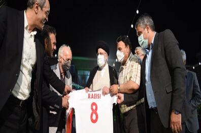 پیراهن شماره ۸ تیم ملی فوتبال ایران به آیت الله رئیسی اهدا شد