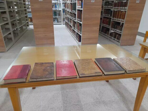 اهدای نسخه خطی متعلق به ۹۵۶ قمری به کتابخانه حرم حضرت معصومه(س)