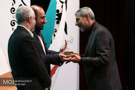 تجلیل از برگزیدگان شعر و ادبیات انقلاب 