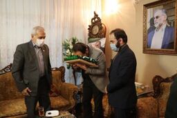 پرچم متبرک بارگاه حضرت ثامن الحجج (ع) به خانواده شهید فخری ‌زاده اهدا شد