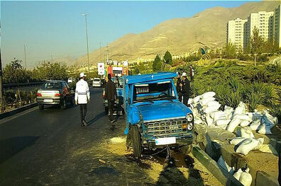 واژگونی خودرو حامل بار برنج در تهران