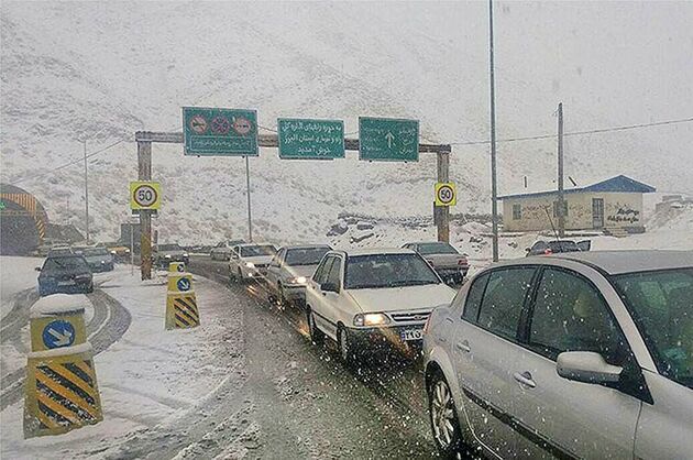 بارش برف و باران در محورهای شمالی/ ترافیک سنگین در آزادراه تهران- پردیس