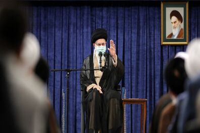 جمعی از پیشکسوتان و فرماندهان دفاع مقدس با رهبر انقلاب دیدار می‌کنند