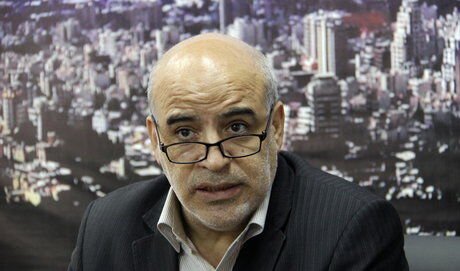 اقبال شاکری به نشانه اعتراض به آلودگی هوا با ماسک به شورا آمد
