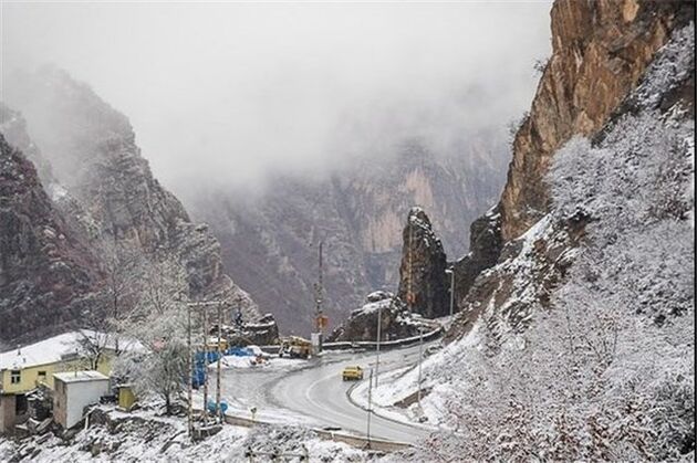 بارش برف در محور کندوان محدوده پل زنگوله تا تونل