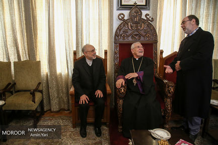 دیدار اسقف اعظم ارامنه تهران با صالحی