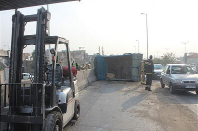 واژگونی کامیونت در بزرگراه آزادگان