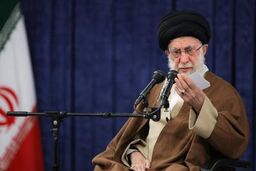 حدیث نصب شده در محل سخنرانی رهبرانقلاب